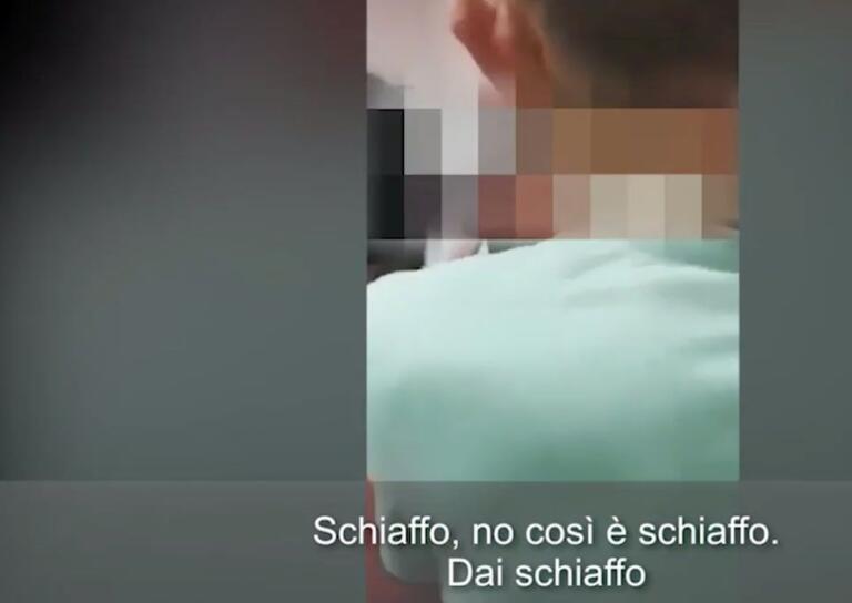 La procura indaga su un video di un poliziotto che schiaffeggia alcuni migranti ad Agrigento