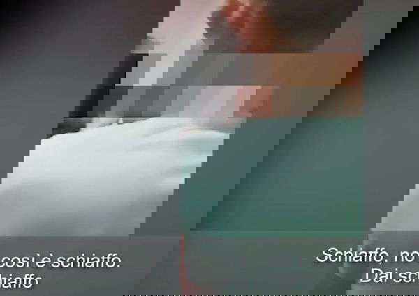 La procura indaga su un video di un poliziotto che schiaffeggia alcuni migranti ad Agrigento