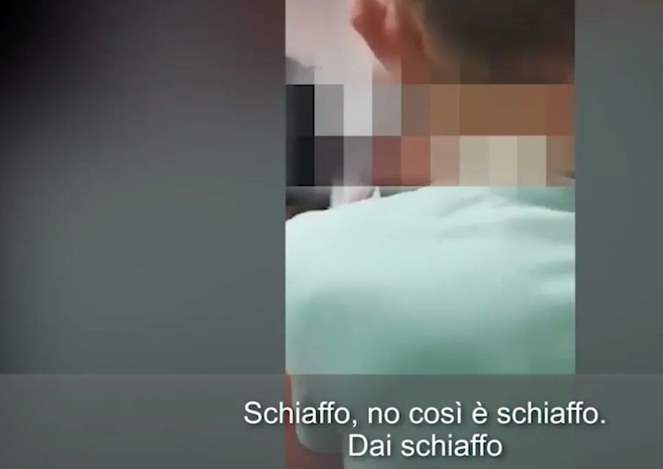 La procura indaga su un video di un poliziotto che schiaffeggia alcuni migranti ad Agrigento article-post
