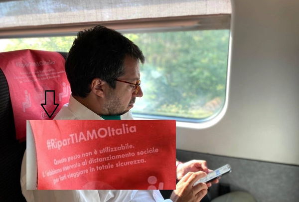 Salvini in treno, seduto nel posto non utilizzabile per il distanziamento sociale