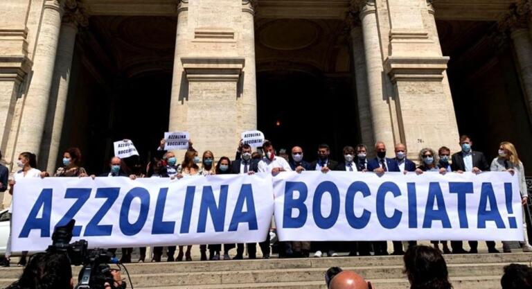 Salvini protesta fuori dal ministero dell’Istruzione: «La scuola non è un carcere, non mando mia figlia con la mascherina»
