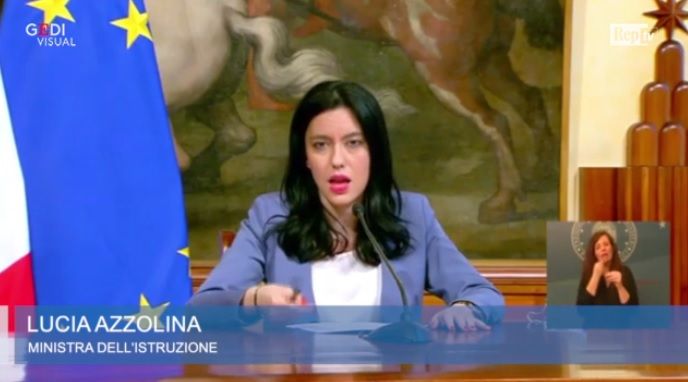 La Azzolina squalifica Scampia parlando di «scuola in appartamento» e il quartiere si ribella article-post