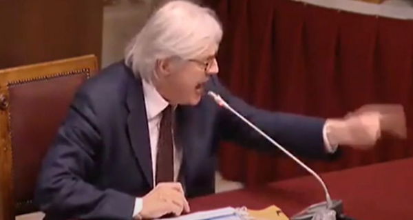 Sgarbi e la crociata contro la mascherina: «Non la metto la mascherina, mi fa male»