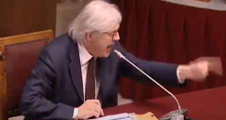 Sgarbi e la crociata contro la mascherina: «Non la metto la mascherina, mi fa male» article-post