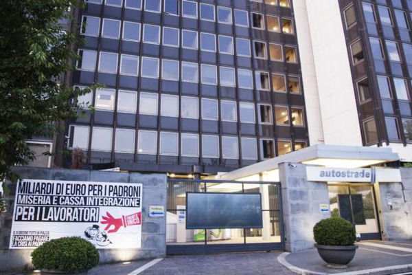 La protesta davanti a FCA e Autostrade: «Miliardi di euro per i padroni, miseria per i lavoratori»