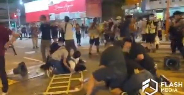 La polizia usa lo spray urticante durante la commemorazioni di Tienanmen a Hong Kong