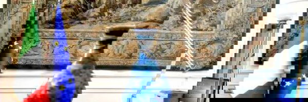 Il ‘Vaso degli Esteri’ che in una sera ottiene più followers del sottosegretario Manlio Di Stefano