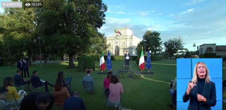 Giuseppe Conte e l’idea di dare 500 euro di voucher alle donne aspiranti manager