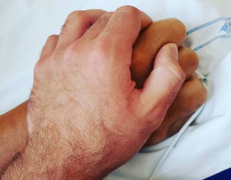 Niccolò Zanardi vicino a suo padre: «Io questa mano non la lascio, dai papà» article-post