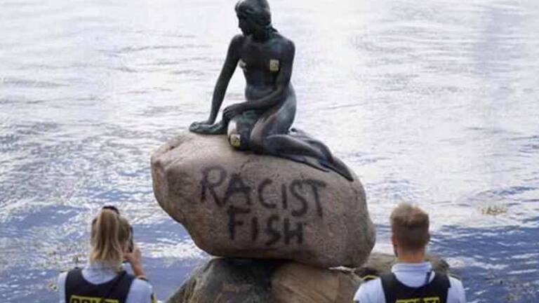 A Copenaghen ignoti hanno vandalizzato la statua della Sirenetta: «Pesce razzista»
