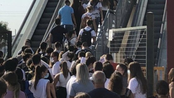 Il problema degli assembramenti ai concorsi pubblici: molti candidati non indossano la mascherina