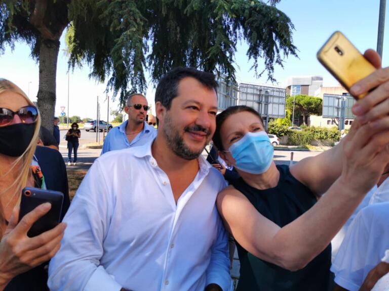 Matteo Salvini dice che l’inchiesta su Fontana è «malagiustizia a senso unico»