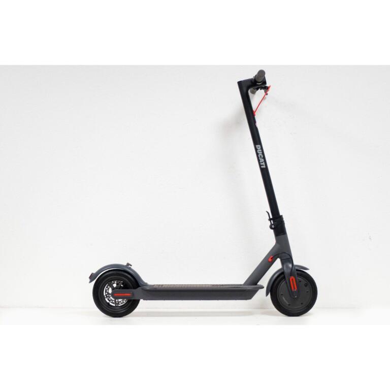 Milano, 31enne sul monopattino elettrico travolta da un furgone: è in fin di vita