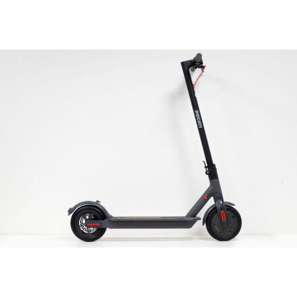 Milano, 31enne sul monopattino elettrico travolta da un furgone: è in fin di vita