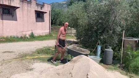 Ciccio Graziani muratore: «I calciatori si lamentano del caldo? Venissero qui, è dalle 8 che lavoro» article-post