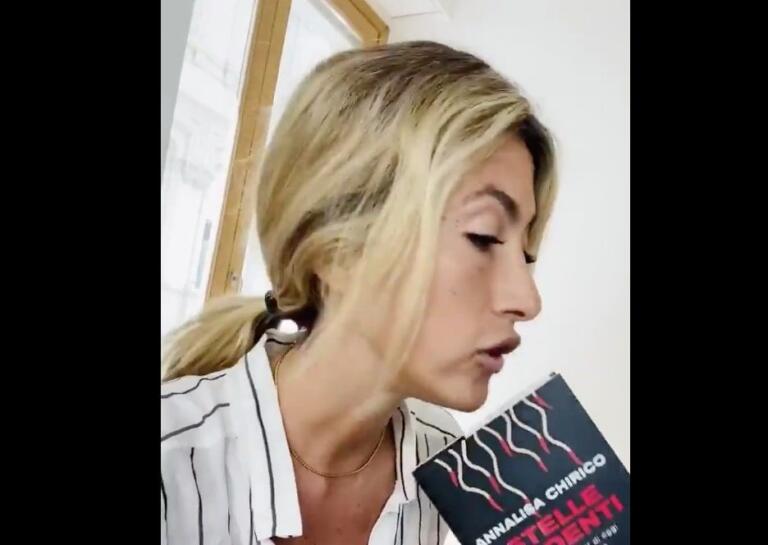 Annalisa Chirico fa la linguaccia a Travaglio: «Te la ripropongo, ma la vedrai soltanto in video»