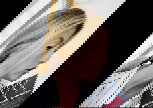 Annalisa Chirico fa la linguaccia a Travaglio: «Te la ripropongo, ma la vedrai soltanto in video»