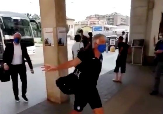 L’insulto al tifoso del Napoli dallo staff dell’Atalanta: «Terrone, vai via» | VIDEO