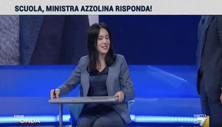 Lucia Azzolina prova i nuovi banchi con rotelle in diretta televisiva | VIDEO article-post