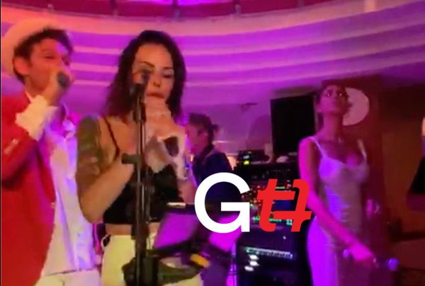 Nina Moric e Belen Rodriguez cantano una accanto all’altra | VIDEO