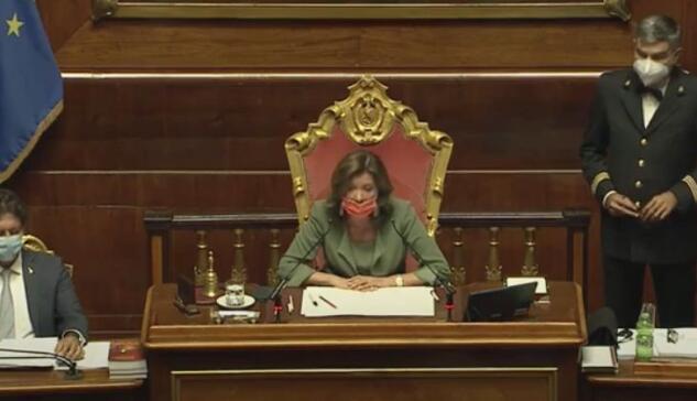 Casellati interrompe Conte per dire che non si può usare la «macchina fotografica» in aula