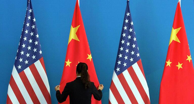 A Chengdu, in Cina, in migliaia festeggiano la chiusura del consolato USA