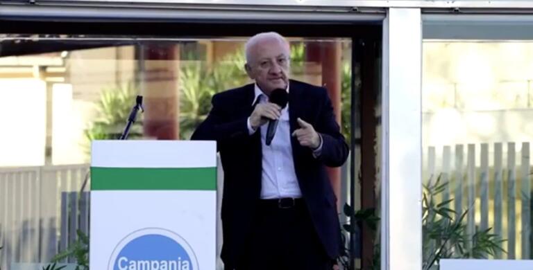 De Luca: «Stupidità assoluta dare dati falsi al ristorante: così nessuno può essere avvisato in caso di positività»