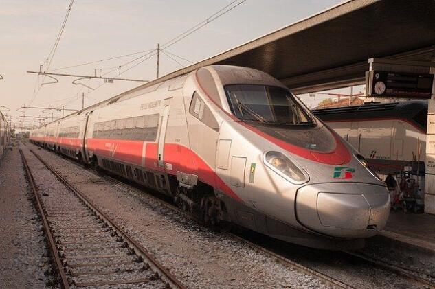 Salta il distanziamento sociale sui treni: in vendita tutti i posti a disposizione