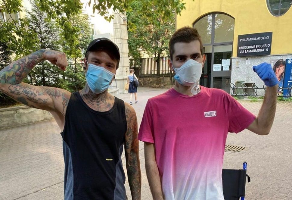 Fedez e la frecciata a Bocelli: «Fare silenzio non fa male». E racconta dell’amico 18enne article-post