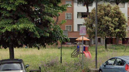 Roma, il parco dedicato al figlio viene lasciato al degrado: i genitori coprono la targa article-post