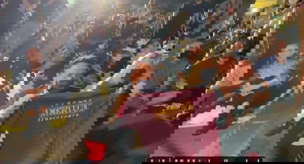 Giuseppe Conte si siede a terra e assiste al debutto della stagione del Cinema America