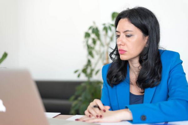 Azzolina: “Garantiremo il distanziamento, la mascherina al banco non sarà fondamentale”