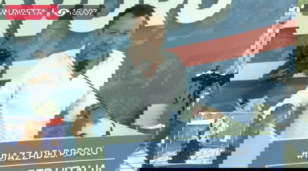 Salvini: «Ritenete giusto rischiare la galera per difendere il concetto di famiglia?». E la folla risponde: «Sì»