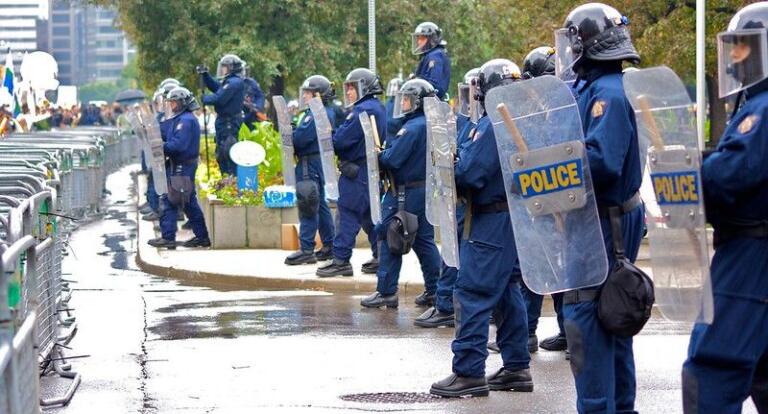 Così i giganti del petrolio finanziano la polizia negli Usa