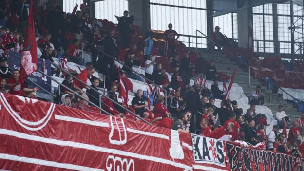 La storia della partita sospesa per gli assembramenti sugli spalti in Danimarca