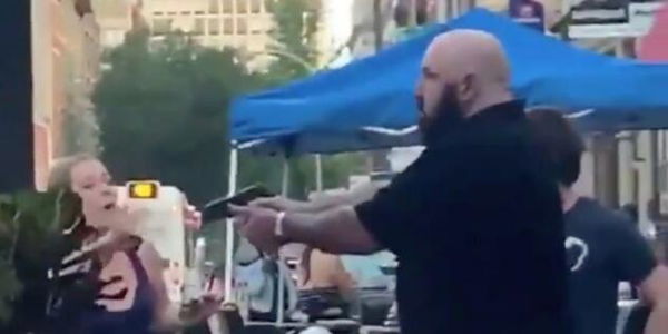 Grida: «Nessuno indossa una mascherina». E il proprietario del bar gli punta la pistola contro | VIDEO