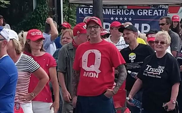 Twitter banna gli account legati a QAnon, la teoria che parla di un complotto anti-Trump