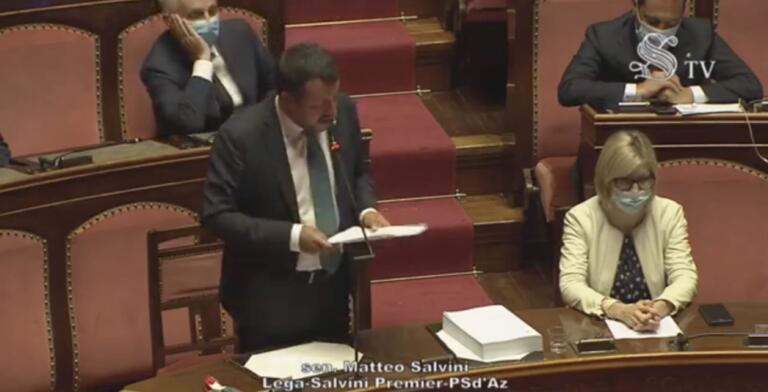 La leggiadria di Salvini che in Senato dice «l’emergenza è finita» e sui social se la prende con gli stranieri che portano il virus