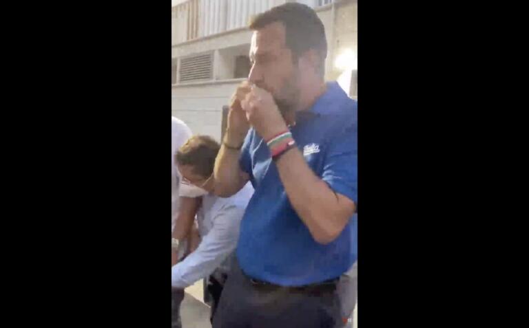 Salvini torna alle origini baciando i rosari in piazza | VIDEO