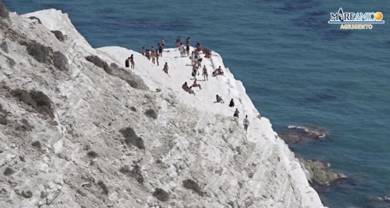Nonostante il sequestro, la Scala dei turchi continua a esser presa d’assalto dai turisti | VIDEO