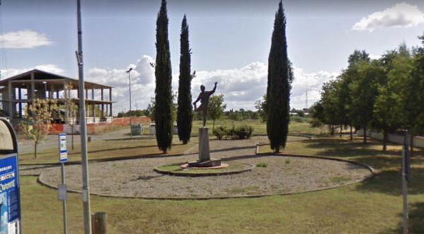 Imbrattata la statua di Roberto Benigni nella sua città natale