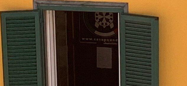 Stemma Casapound in commissariato