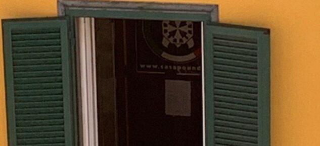 La storia dello stemma di CasaPound in un commissariato di Polizia dell’Esquilino