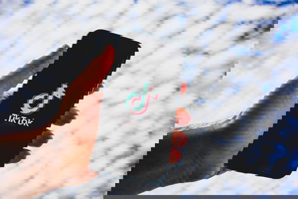 «Il Covid è stato fatto per sterminarci», il complottismo della TikToker con 2 milioni di follower