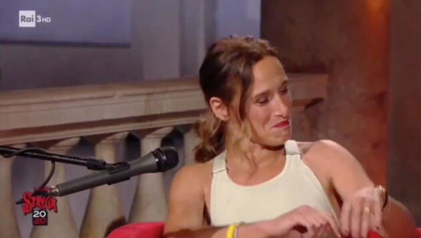 Valeria Parrella ride quando il conduttore dello Strega anticipa il dialogo sul MeToo con Augias: «Auguri»