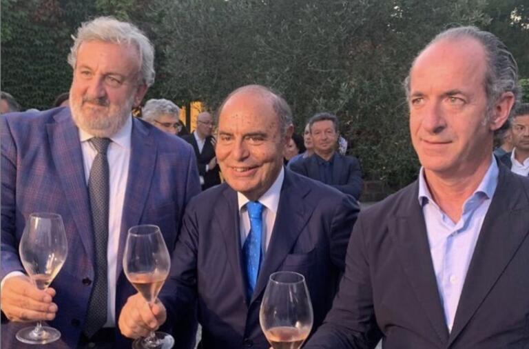 Zaia dà al governo la colpa dei nuovi contagi, ma lui è stato il primo a chiedere il ‘liberi tutti’