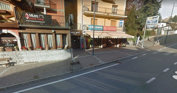 La denuncia di Anpi per il sindaco della Val Camonica proprietario di un albergo che espone simboli fascisti