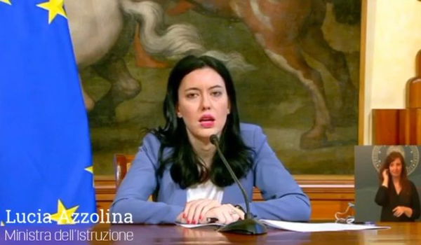 Per Azzolina, quella dei supplenti non laureati è un’opportunità per i giovani che altrimenti vanno all’estero