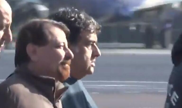 Cesare Battisti dice che il cibo del carcere gli fa male, Salvini: «Taci e digiuna, assassino comunista»