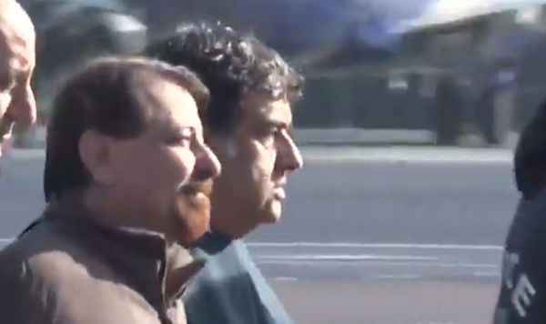 Cesare Battisti dice che il cibo del carcere gli fa male, Salvini: «Taci e digiuna, assassino comunista»